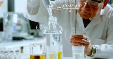 Kafkas erkek bilim adamının laboratuvarda bilimsel veri işleme animasyonu. Küresel bilim, bağlantılar, hesaplama ve veri işleme kavramı dijital olarak oluşturulmuş video.