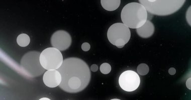 Siyah arka planda parlayan ışık lekelerinin canlandırması. Renk, şekil, ışık ve hareket konsepti dijital olarak oluşturulmuş video.