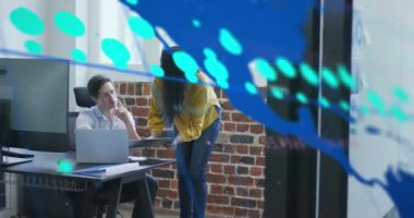 Ofisteki çeşitli iş adamları üzerinde finansal veri işleme animasyonu. Küresel finans, iş, bağlantılar, hesaplama ve veri işleme kavramı dijital olarak oluşturulmuş video.