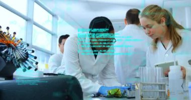 Laboratuvardaki çeşitli bilim adamları üzerinde bilimsel veri işleme animasyonu. Küresel bilim, bağlantılar, hesaplama ve veri işleme kavramı dijital olarak oluşturulmuş video.