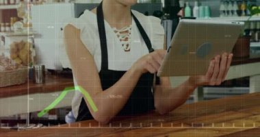 Kafeteryasında tablet kullanan beyaz iş kadınının veri işleme ve diyagramlarının animasyonu. Teknoloji, iş ve dijital arayüz kavramı dijital olarak oluşturulmuş video.