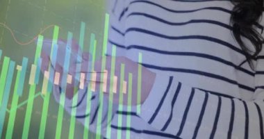 Akıllı telefon kullanan beyaz bir kadın için finansal veri işleme animasyonu. Küresel finans, iş, bağlantılar, hesaplama ve veri işleme kavramı dijital olarak oluşturulmuş video.