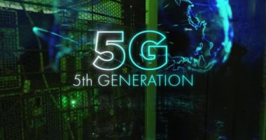 Bilgisayar sunucuları üzerinde dünya ile 5g 5. nesil ve dijital veri işleme animasyonu. Dijital olarak oluşturulmuş küresel bağlantılar, hesaplama ve veri işleme kavramı.