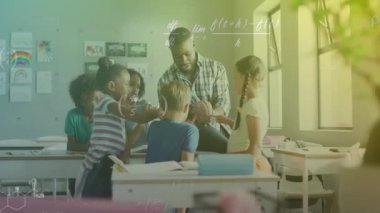 Çeşitli okul çocukları ve erkek öğretmenler üzerinde matematik veri işleme animasyonu. Okul, eğitim, bilgisayar ve veri işleme kavramı dijital olarak oluşturulmuş video.