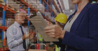 Depoda tablet kullanan beyaz iş kadınının veri işleme ve diyagramlarının animasyonu. Teknoloji, iş ve dijital arayüz kavramı dijital olarak oluşturulmuş video.