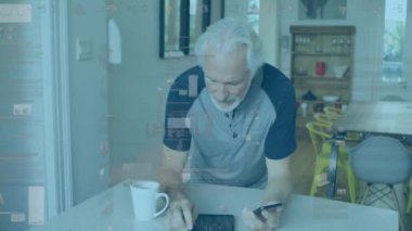 Akıllı telefon kullanan yaşlı beyaz adamın dijital veri işleme animasyonu. Dijital olarak oluşturulmuş küresel bağlantılar, hesaplama ve veri işleme kavramı.