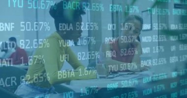 Ofisteki çeşitli iş adamları üzerinde finansal veri işleme animasyonu. Küresel finans, iş, bağlantılar, hesaplama ve veri işleme kavramı dijital olarak oluşturulmuş video.