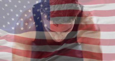 Amerikan bayrağının, çift ırklı erkek atlet üzerinde canlandırılması. Küresel spor, spor disiplinleri ve bayraklar dijital olarak oluşturulmuş video konsepti.