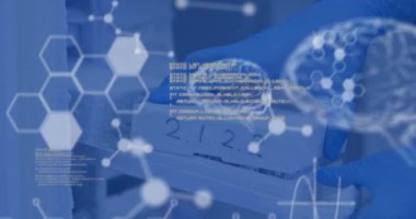 İnsan beyninin animasyonu ve bilim adamının laboratuvarda bilimsel veri işlemesi. Küresel bilim, bağlantılar, hesaplama ve veri işleme kavramı dijital olarak oluşturulmuş video.