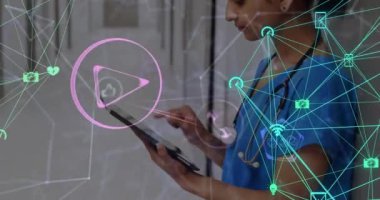 Tabletli melez kadın doktor yerine ikonlarla bağlantılı olan dünyanın animasyonu. Küresel tıp, bağlantılar, hesaplama ve veri işleme kavramı dijital olarak oluşturulmuş video.