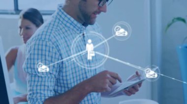 Ofisteki farklı iş adamlarının insanlarla olan bağlantılarının animasyonu. Küresel finans, iş, bağlantılar, hesaplama ve veri işleme kavramı dijital olarak oluşturulmuş video.