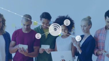 Ofisteki çeşitli iş adamları üzerinde Wi-Fi simgeleriyle bağlantı ağının animasyonu. Küresel finans, iş, bağlantılar, hesaplama ve veri işleme kavramı dijital olarak oluşturulmuş video.