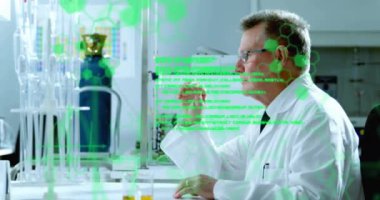 Kafkas erkek bilim adamının laboratuvarda bilimsel veri işleme animasyonu. Küresel bilim, bağlantılar, hesaplama ve veri işleme kavramı dijital olarak oluşturulmuş video.
