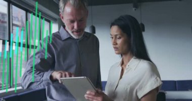 Ofisteki çeşitli iş adamları üzerinde finansal veri işleme animasyonu. Küresel finans, iş, bağlantılar, hesaplama ve veri işleme kavramı dijital olarak oluşturulmuş video.