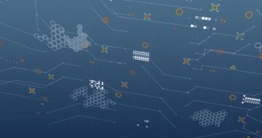 Mavi arkaplan üzerinde veri işleme ile devre kartının animasyonu. Küresel finans, iş, bağlantılar, hesaplama ve veri işleme kavramı dijital olarak oluşturulmuş video.