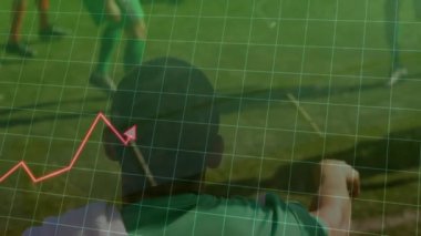 Stadyumdaki çeşitli futbol oyuncuları üzerinde hareket eden diyagramların animasyonu. Spor ve dijital arayüz konsepti dijital olarak oluşturulmuş video.