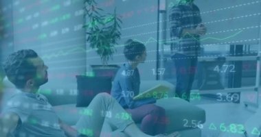 Ofisteki çeşitli iş adamları üzerinde finansal veri işleme animasyonu. Küresel finans, iş, bağlantılar, hesaplama ve veri işleme kavramı dijital olarak oluşturulmuş video.