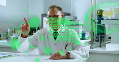 Kafkas erkek bilim adamının laboratuvarda bilimsel veri işleme animasyonu. Küresel bilim, bağlantılar, hesaplama ve veri işleme kavramı dijital olarak oluşturulmuş video.