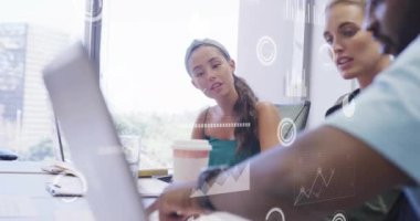 Ofisteki çeşitli iş adamları üzerinde finansal veri işleme animasyonu. Küresel finans, iş, bağlantılar, hesaplama ve veri işleme kavramı dijital olarak oluşturulmuş video.