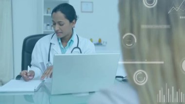 Çeşitli kadın doktor ve hasta üzerinde veri işleme animasyonu. Dijital olarak oluşturulan tıp, sağlık, bilgisayar ve dijital arayüz kavramı.