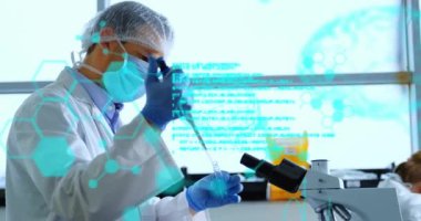 Kafkas erkek bilim adamının laboratuvarda bilimsel veri işleme animasyonu. Küresel bilim, bağlantılar, hesaplama ve veri işleme kavramı dijital olarak oluşturulmuş video.