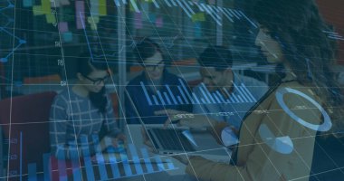 Ofiste çalışan çeşitli meslektaşların finansal veri işleme görüntüsü. Küresel iş, finans, hesaplama ve dijital arayüz kavramı dijital olarak oluşturuldu.