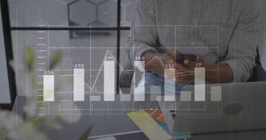 Akıllı telefon kullanan iki ırklı iş adamının diyagram ve veri işleme görüntüsü. Küresel iş, teknoloji ve dijital arayüz kavramı dijital olarak oluşturulmuş görüntü.