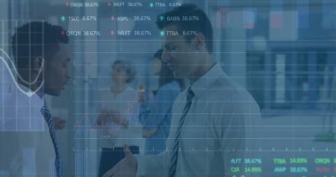 Ofiste tartışan iki farklı iş kadınının borsa veri işleme görüntüsü. Küresel ekonomi ve iş veri teknolojisi kavramı