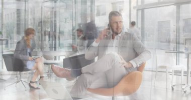 Genç erkek ve kadın profesyonellerin yoğun bir ofiste, banliyö banliyösü 4K 'dan geçerken görüntüsü