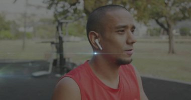 Parlayan ışık ve kulaklık egzersizi yapan melez bir adamın üzerindeki bağlantılar. Spor, rekabet ve veri işleme kavramı dijital olarak oluşturulmuş imaj.