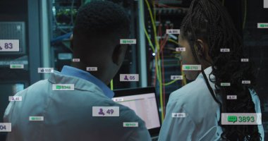 Veri sunucu sistemini tartışan Afro-Amerikan mühendisler üzerindeki bilgilendirme barlarının resmi. Dijital bileşik, çoklu pozlama, sosyal medya, takım çalışması, veri merkezi, ağ oluşturma, teknoloji.