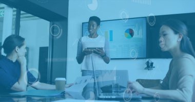 Afro-Amerikan bir kadının ofisinde sunum yapması üzerine veri işleme görüntüsü. Bilgisayar arayüzü ve iş veri teknolojisi kavramı