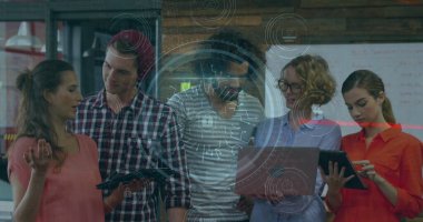 Ofisteki iş adamlarının veri işleme sürecindeki görüntüsü. Küresel iş, finans, bilgisayar ve veri işleme kavramı dijital olarak oluşturulmuş görüntü.