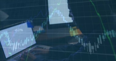 Dizüstü bilgisayar ve masaüstünde çalışan melez kadınların grafikleri ve artan rakamları. Dijital bileşik, çoklu pozlama, rapor, iş dünyası, rakamlar ve teknoloji kavramı.