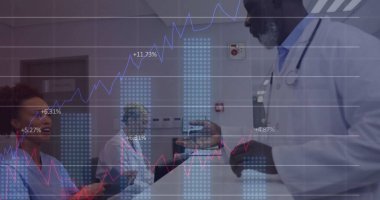 Grafikler, değişen numaralar, farklı hemşirelerin hasta dosyalarını erkek doktora vermesi. Dijital bileşik, çoklu pozlama, rapor, iş, büyüme, tıbbi ve sağlık konsepti.