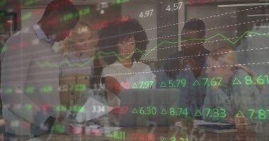 Ofisteki çeşitli iş adamlarıyla ilgili finansal veri işleme resmi. Küresel ağlar, hesaplama, iş, finans ve veri işleme kavramı dijital olarak oluşturuldu.