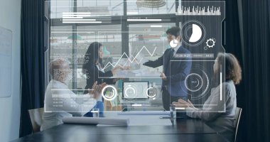 Ofisteki çeşitli iş adamlarıyla ilgili finansal veri işleme resmi. Küresel finans, iş, bağlantılar, hesaplama ve veri işleme kavramı dijital olarak oluşturuldu.