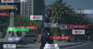 Karşıdan karşıya geçerken kahve içen Afro-Amerikan iş adamı ihbarı. Sosyal medya, dijital kompozit, içki, küresel bağlantı, internet, teknoloji ve şehir kavramı.