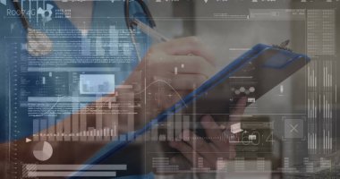 Kafkasyalı bir doktorun elinde pano tutarak notlar tutarken mali veri işleme görüntüsü. Küresel tıp, bilgisayar ve dijital arayüz kavramı dijital olarak oluşturulmuş görüntü.