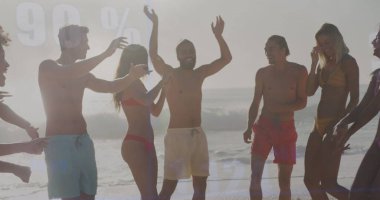 Plajdaki dostların finansal veri işleme görüntüsü. Küresel bayram, işletme, finans, hesaplama, bağlantılar ve veri işleme kavramı dijital olarak oluşturuldu.