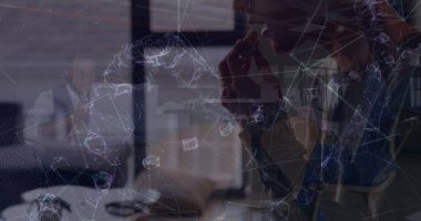 Çok ırklı bir adamın yemek yemesi ve meslektaşlarının soyut şablonlar üzerinde tartışması. Dijital bileşik, çoklu pozlama, ofis, iş yeri, yemek, takım çalışması ve teknoloji konsepti.