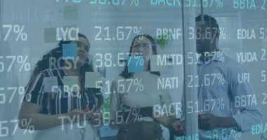 Ticaret panosu, bilgi arayüzü, çeşitli iş arkadaşlarının dijital tablet hakkındaki fikirlerini paylaşması. Dijital bileşik, çoklu pozlama, borsa, iş dünyası, takım çalışması, iletişim, teknoloji.