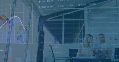 Çeşitli erkek ve kadın meslektaşların tartıştığı borsa veri işleme görüntüsü. Küresel ekonomi ve iş teknolojisi kavramı