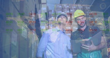 Depodaki beyaz erkek işçilerin veri işleme görüntüsü. Küresel iş ve dijital arayüz kavramı dijital olarak oluşturulmuş görüntü.