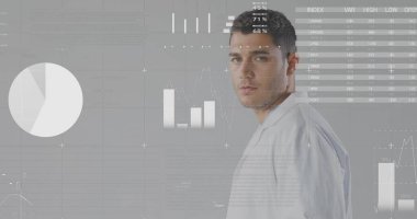 Dijital tablet kullanarak beyaz takım elbise giyen çekici bir erkek sağlık çalışanının tıbbi veri işleme görüntüsü. Küresel tıp sağlık konsepti dijital bileşik.