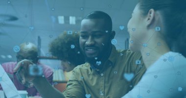 Ofiste toplanan farklı iş adamlarının ikonlarıyla olan bağlantı ağının görüntüsü. Küresel iş, çevrimiçi güvenlik ve dijital arayüz kavramı dijital olarak oluşturulmuş görüntü.