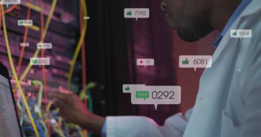 Tebligat çubuğu resmi, Afro-Amerikan mühendis laptop kullanarak veri sunucu sistemini kontrol ediyor. Dijital bileşik, çoklu pozlama, sosyal medya, iş dünyası, veri merkezi, ağ oluşturma, teknoloji.