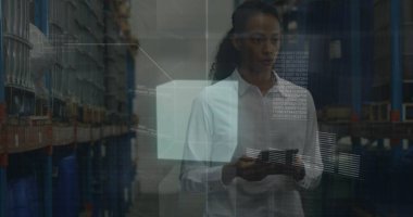 Afro-Amerikan kadın depo çalışanı üzerindeki finansal grafikler. iş, finans ve dağıtım hizmetleri kavramı dijital olarak oluşturulmuş görüntü.