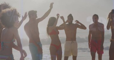 Plajdaki dostların finansal veri işleme görüntüsü. Küresel bayram, işletme, finans, hesaplama, bağlantılar ve veri işleme kavramı dijital olarak oluşturuldu.