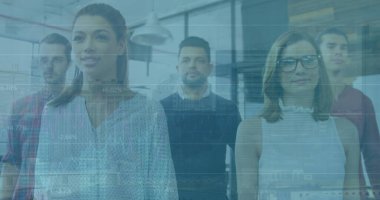 Ofiste çalışan iş adamlarının mali veri işleme görüntüsü. Küresel hesaplama, finans, iş ve veri işleme kavramı dijital olarak oluşturulmuş görüntü.